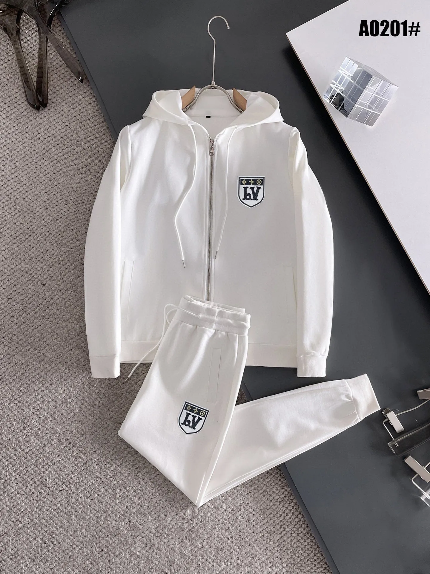 🅿️420 [LV Louis Vuitton] (Fat Man Gospel) hot-selling suit is coming. Focus on the original version of the official website. 2025 new hot-selling cardigan sweater suit. The original order is the best. 🇭🇰The meticulous work of top designers is dedicated to a fitting and perfect upper body effect. All-natural high-quality Roman cotton 100%, close-fitting comfort, noble and elegant! Original hardware embodies elegance and nobility! Counter size: M-5XL (maximum wear up to 220 pounds)